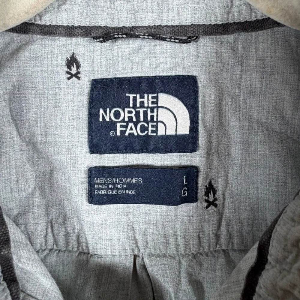 The North Face Mens Large Grey Campfire Embroidered Short Sleeve Button Up Shirt